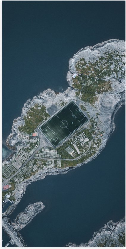 Poster (Mat) - Bovenaanzicht van Henningsvaer Stadium op Einlandje met Water Er Omheen - 50x100 cm Foto op Posterpapier met een Matte look