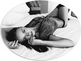 PVC Schuimplaat Ovaal - Poserende mooie Vrouw (Zwart- wit) - 68x51 cm Foto op Ovaal (Met Ophangsysteem)