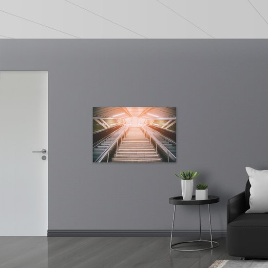WallClassics - Dibond - Rayons de Soleil sur Escalator et Escaliers dans la Station de Métro - 105x70 cm Photo sur Aluminium (Décoration murale en métal)