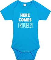 Here comes trouble tekst baby rompertje blauw jongens - Kraamcadeau - Babykleding 56 (1-2 maanden)