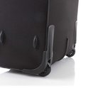 Bas d'une valise noire avec roues et rabats de protection.