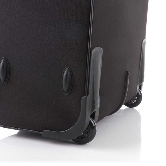 Bas d'une valise noire avec roues et rabats de protection.