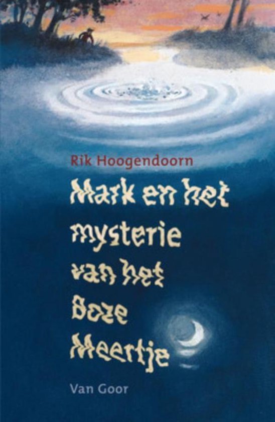 Boek "Mark en het mysterie van het boze meertje" door Rik Hoogendoorn. Illustratie van een wateroppervlak met cirkels en een maan.