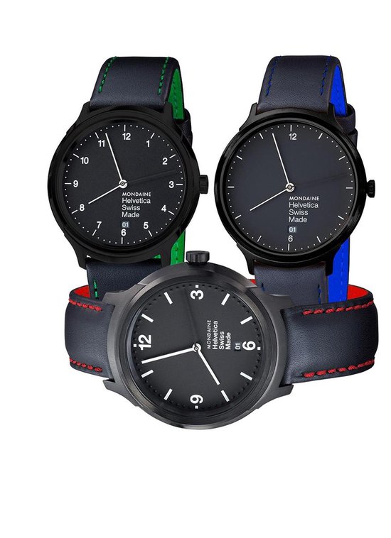 Drie Mondaine horloges: twee met zwarte wijzerplaten en blauwe banden (één met felblauwe voering, één met rode stiksels), één met rode en groene voering.
