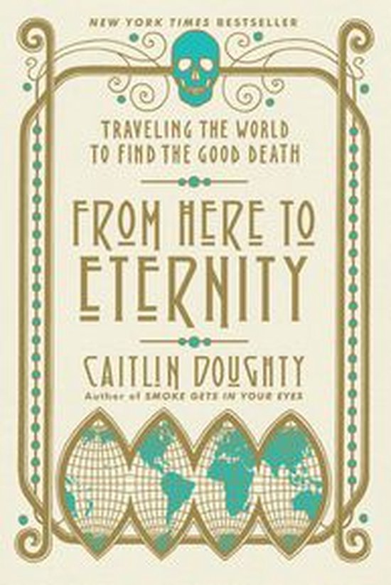 Boek 'From Here to Eternity' door Caitlin Doughty, met een turquoise schedel en wereldkaarten. Tekst: Traveling the World to Find the Good Death.