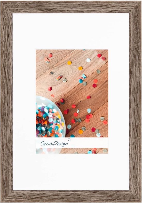 Cadre photo gris en bois 30x45 cm avec passe-partout, présentant une photo d'un bol de confettis, parsemé de confettis.