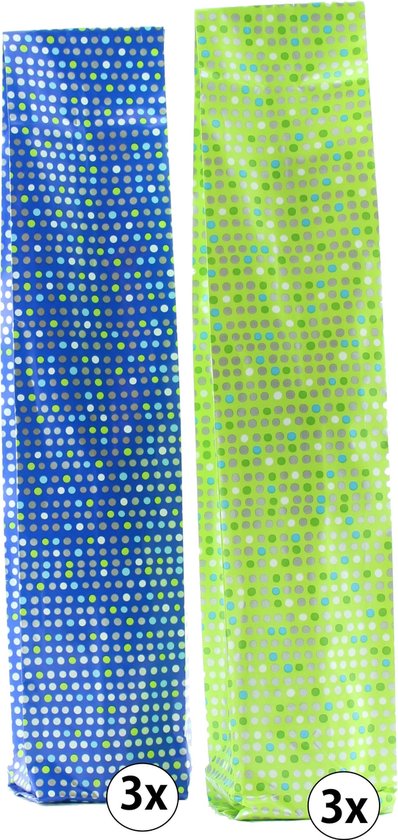 Twee cadeauzakken voor wijnflessen, één met een blauwe ondergrond met zilveren, blauwe en witte stippen, de ander met een groene ondergrond met zilveren, blauwe en groene stippen.