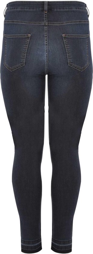 Achterkant van een donkerblauwe spijkerbroek met hoge taille en rafelige zoom.