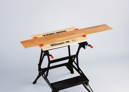 Zwarte Black & Decker Workmate 536 werkbank met houten werkblad en vloerplanken.
