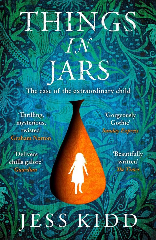 Boek "Things in Jars" van Jess Kidd. Een oranje fles met een silhouet van een kind erin, tegen een groene, decoratieve achtergrond.