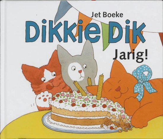 Boekomslag met de titel 'Dikkie Dik jarig!' van Jet Boeke. Drie katten kijken naar een verjaardagstaart met kaarsjes, versierd met roze en groene spikkels. Er hangen slingers.
