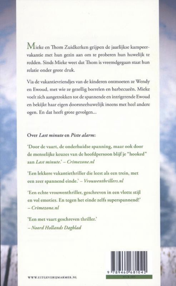 Achterkant van het boek "Vakantievrienden" met tekst over het verhaal en recensies. Streepjescode onderaan.
