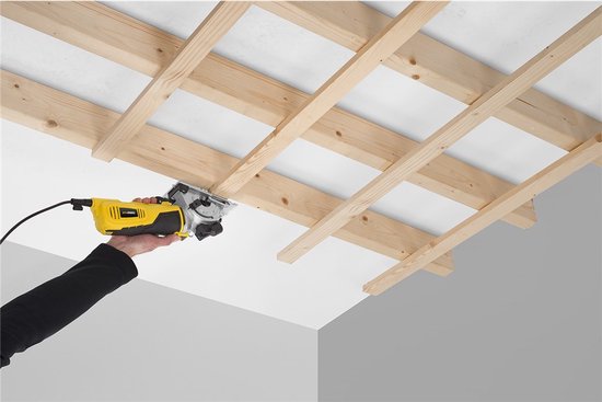 Gele met zwarte mini invalzaag, in gebruik bij het zagen van houten balken in een plafondconstructie.
