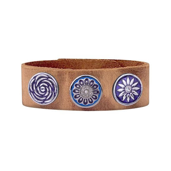 Bruine leren armband met drie zilverkleurige, blauw-witte bedels met bloemen- en spiraalmotief.