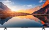 Een zwarte flatscreen tv met een berglandschap op het scherm, op een witte achtergrond.