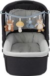 Grijze kinderwagen met wagenspanner met vos, paddenstoel, bosbessen en uil.
