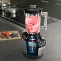 Dwarsdoorsnede van een Philips blender die een roze smoothie mixt.