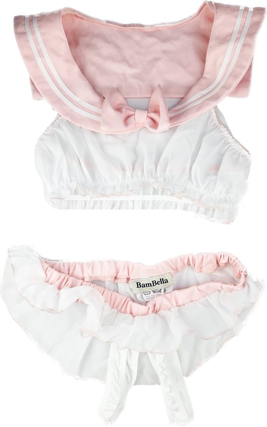 Een witte babydoll outfit met roze matrozenkraag, strik en ruches, inclusief bijpassend slipje. Gepresenteerd op een etalagepop.