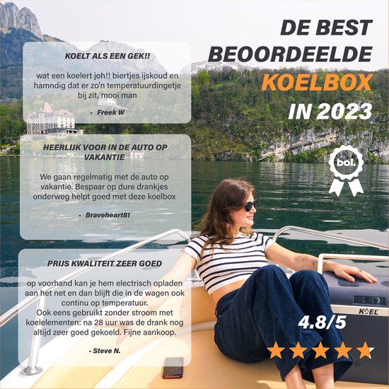 Een vrouw met een gestreepte top en zonnebril zit op een boot met een blauwgrijze koelbox.