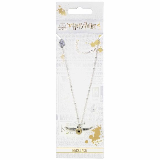 Zilverkleurige ketting met gouden snitch hanger, verpakt in Harry Potter thema verpakking.