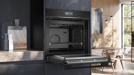 Zwarte Siemens inbouwoven met geopende deur, ventilator en verlichting.