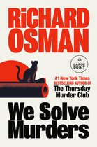 Boekomslag van 'We Solve Murders' van Richard Osman, met een zwarte kat op een rode bank.