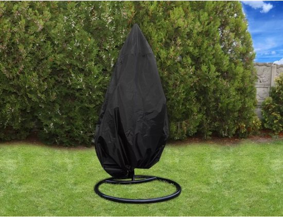 Zwarte beschermhoes over een hangstoel in een tuin.