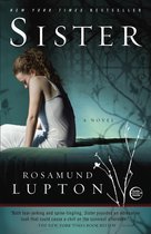 Boekcover van 'Sister', een roman van Rosamund Lupton. Een meisje zit op een bed met een witte jurk aan. De titel 'Sister' staat groot in witte letters.