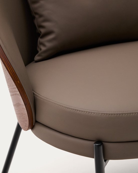 Kave Home - Eamy fauteuil bruin kunstleer, essenfineer en afwerking in noten en zwart metaal.