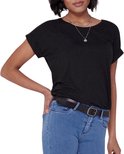 Model in donkergrijs T-shirt met opgerolde mouwen en blauwe jeans.