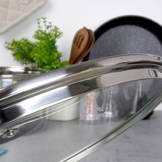 Glazen deksel met RVS rand en handvat, detailopname.