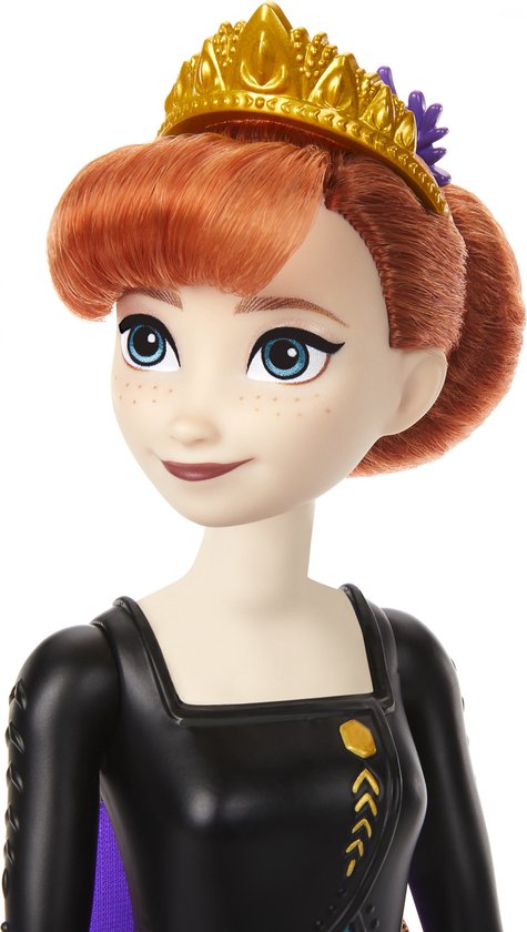 Close-up Anna pop met gouden kroon en paars haaraccessoire.