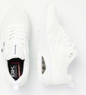 Boven- en zijaanzicht van witte sneakers met mesh en leren details, en doorzichtige luchtzool.