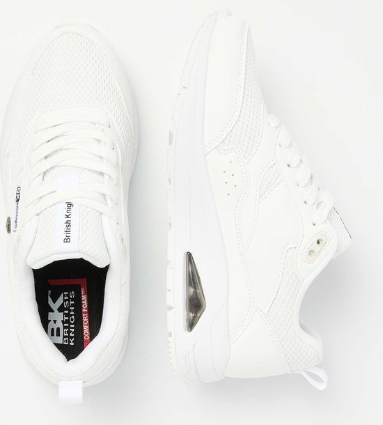 Boven- en zijaanzicht van witte sneakers met mesh en leren details, en doorzichtige luchtzool.
