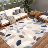 Balkon met een vloerkleed met een patroon van blauwe, grijze, crèmekleurige en beige bladeren, met witte buitenmeubels.