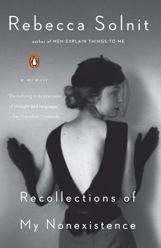 Boekcover met een zwart-witfoto van een vrouw met hoed en sluier, met de titel "Recollections of My Nonexistence" en "Rebecca Solnit".