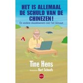 Boekomslag 'Het is allemaal de schuld van de Chinezen!'. Man met laptop aan tafel in overstroomd landschap.