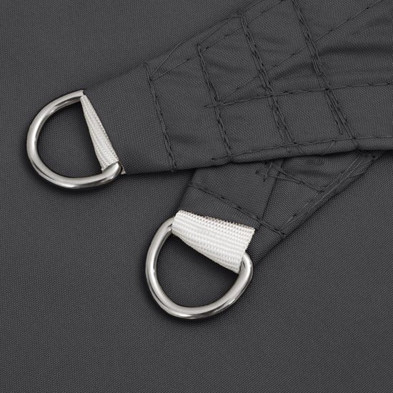 Close-up van de antracietkleurige stof van een zonnescherm met zilverkleurige D-ringen en versterkte hoeken.