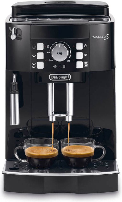 Zwarte De'Longhi Magnifica S espressomachine met twee dubbelwandige glazen gevuld met espresso.