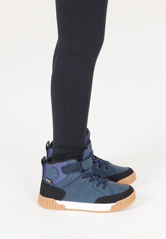 Zijaanzicht van model in blauwe ZIGZAG Aintam schoenen en zwarte legging.