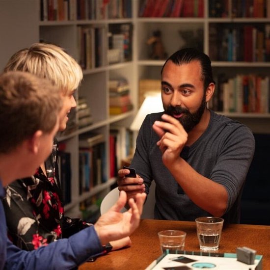 Bezzerwizzer HINT - Partyspel voor volwassenen - Uitbeelden & Raden - 15+ jaar