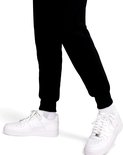 Zwarte Nike joggingbroek met witte Nike sneakers en sokken.