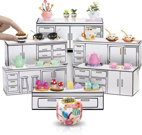 Een Miniverse product in een ronde verpakking, omringd door miniatuur keukenspullen en meubels.