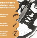 Zwarte sneaker met witte details. Verf is flexibel, dekt goed en is bestand tegen krassen en slijtage.