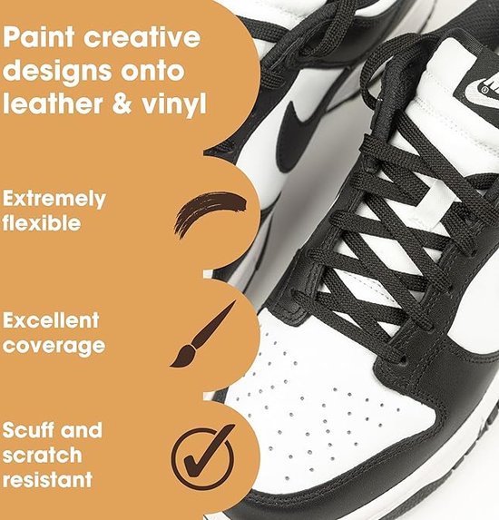 Zwarte sneaker met witte details. Verf is flexibel, dekt goed en is bestand tegen krassen en slijtage.