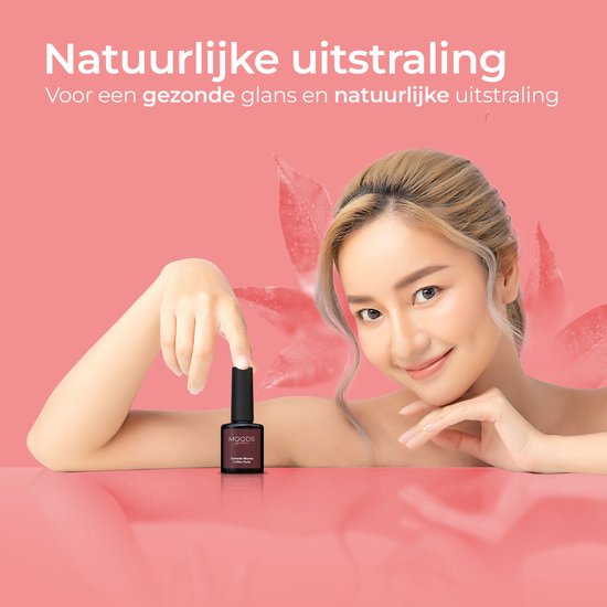 Vrouw met haar vinger op een flesje nagellak. Ze heeft een natuurlijke uitstraling en gezonde glans.