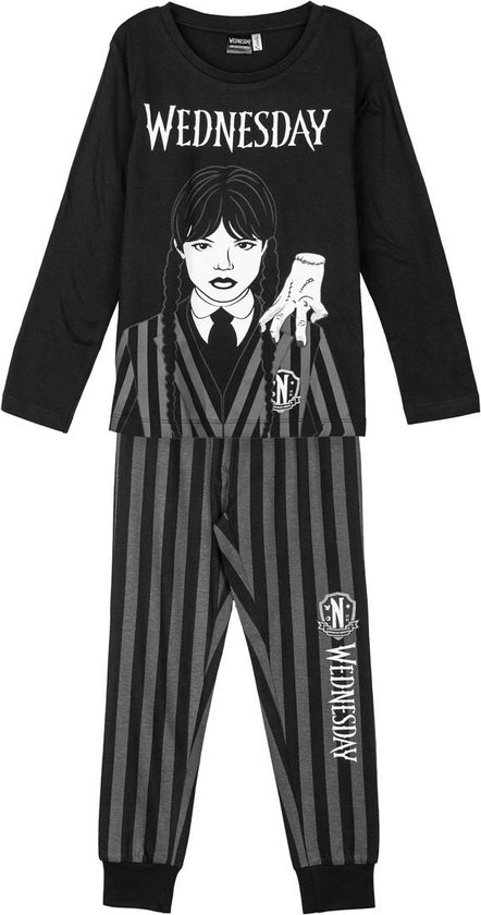 Zwarte pyjamaset met Wednesday Addams opdruk en gestreepte broek.