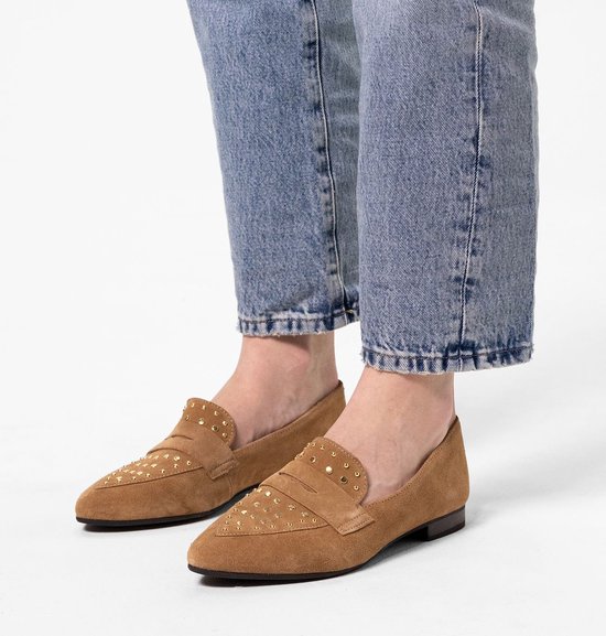 Manfield Dames Cognac suede loafers met gouden studs Maat 36 bol