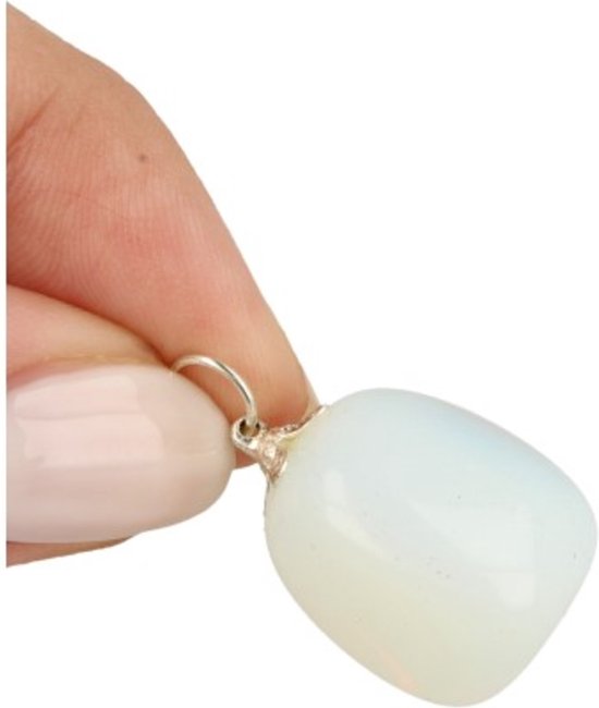 Vinger met een witte, gladde opaliet hanger.