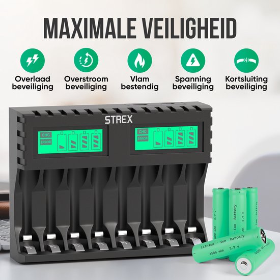 Zwarte Strex batterijlader met 8 sleuven, 8 AA/AAA batterijen op de voorgrond. LCD scherm toont status.